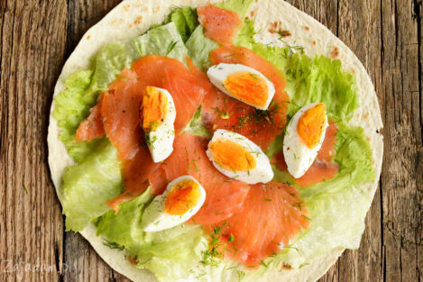 Tortilla z łososiem i jajkiem