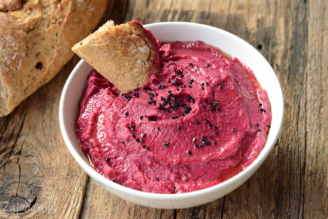 hummus z pieczonym burakiem