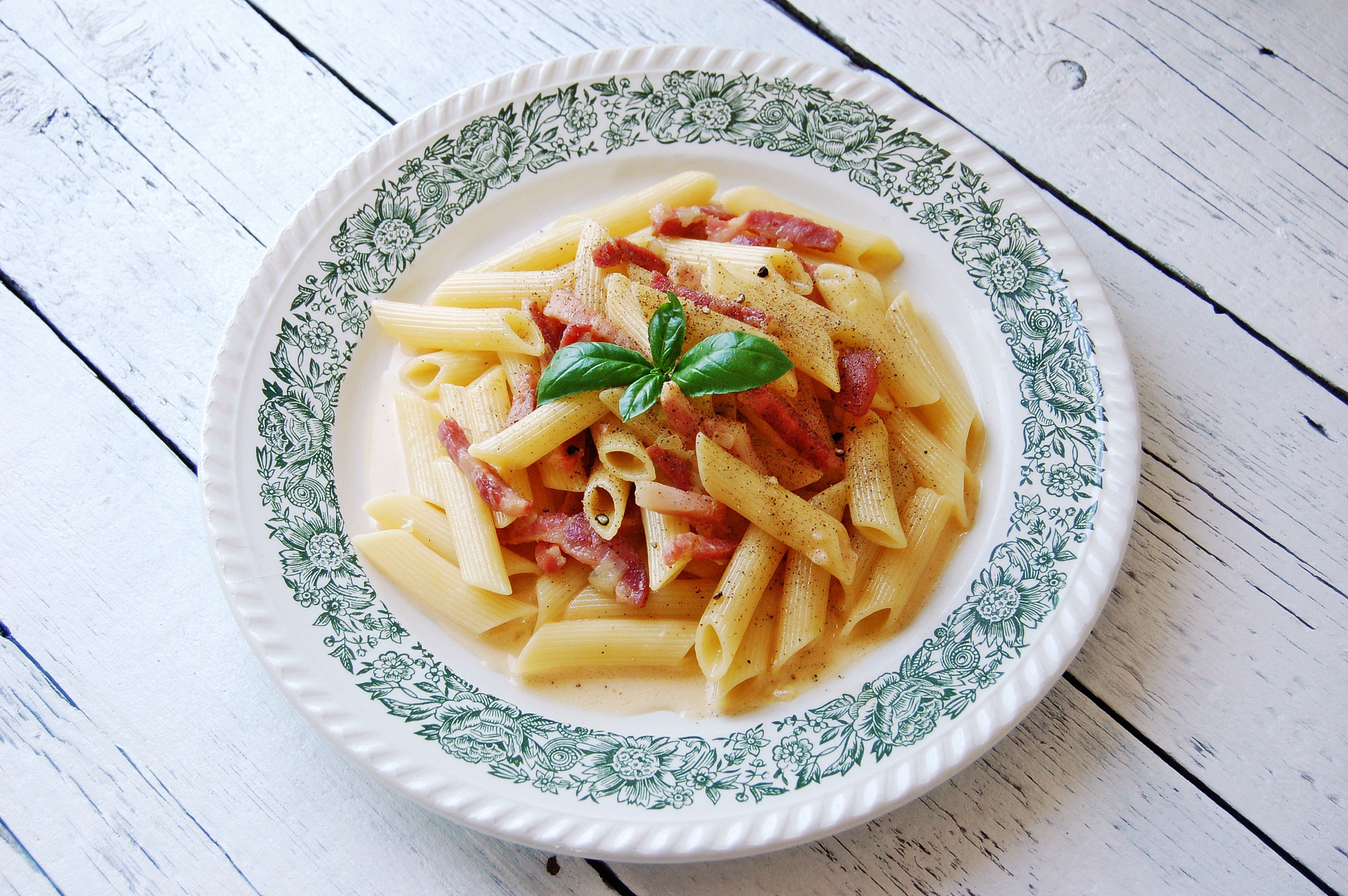 Makaron carbonara w wersji penne przepis