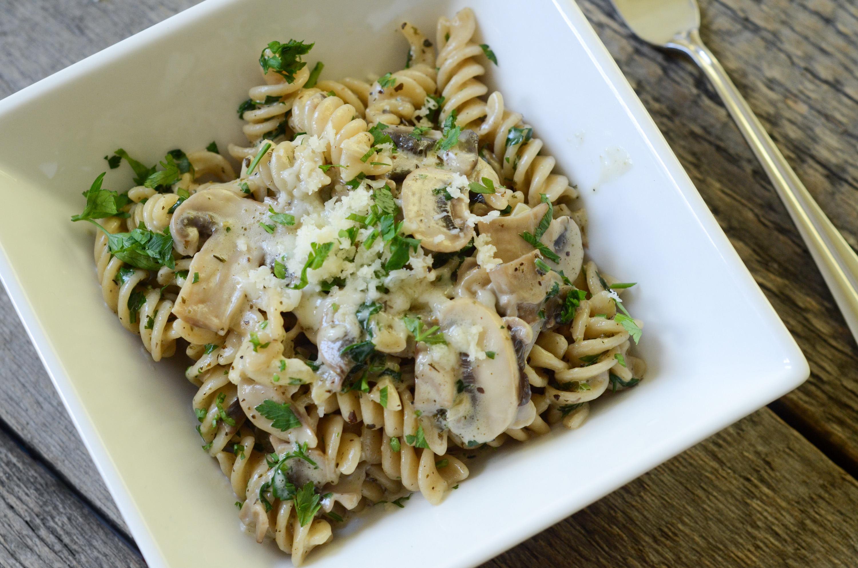 Makaron z pieczarkami i sosem śmietanowym Przepis
