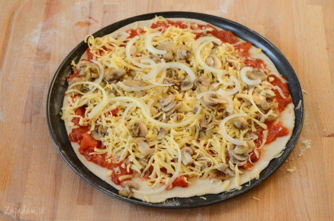 Pizza z pieczarkami