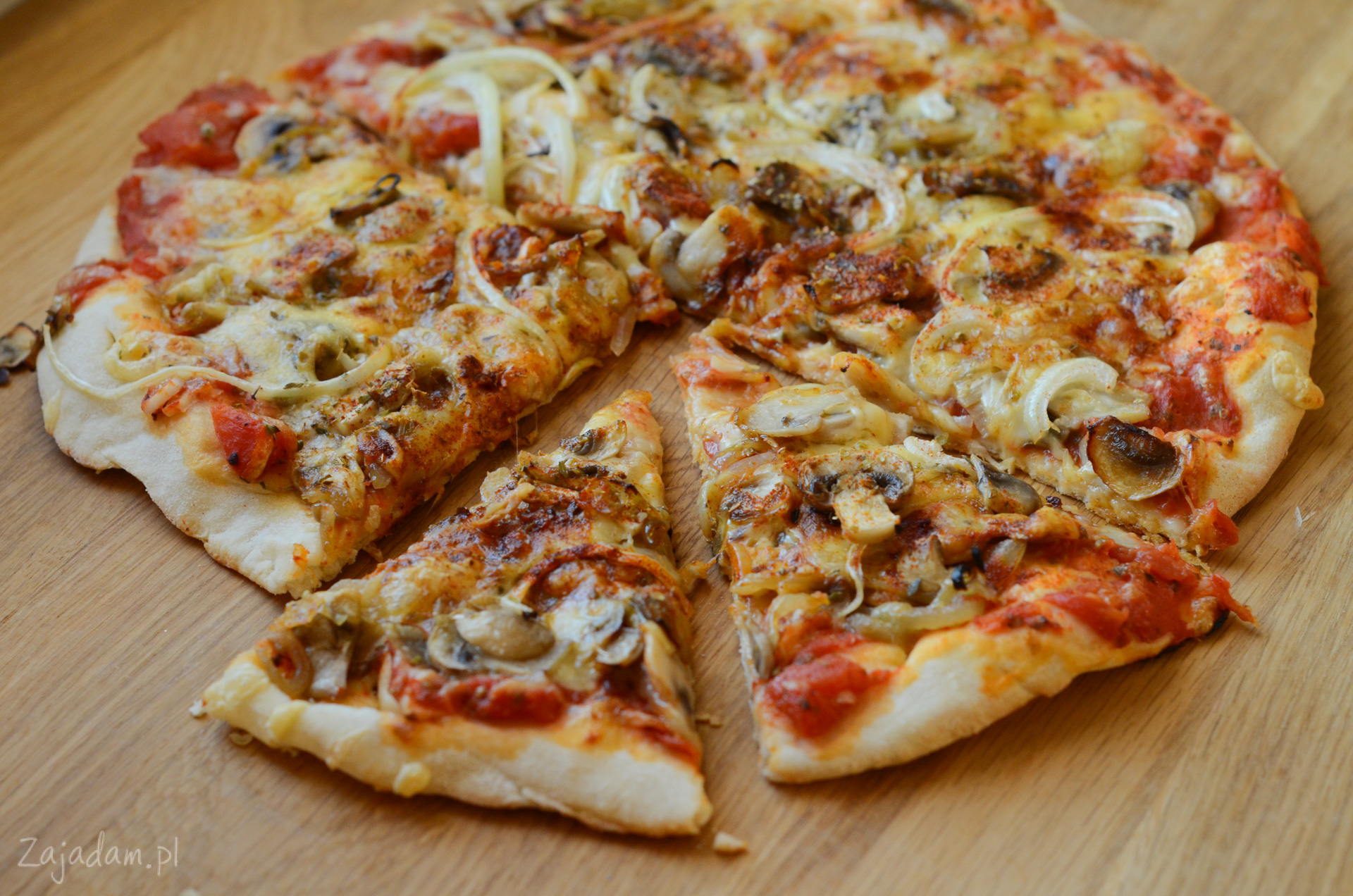 Домашняя пицца 10. Пицца с грибами. Домашняя пицца с грибами. Пицца с грибами и колбасой. Пицца домашняя в духовке.