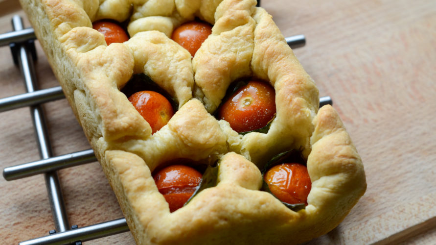 Focaccia z pomidorkami i bazylią