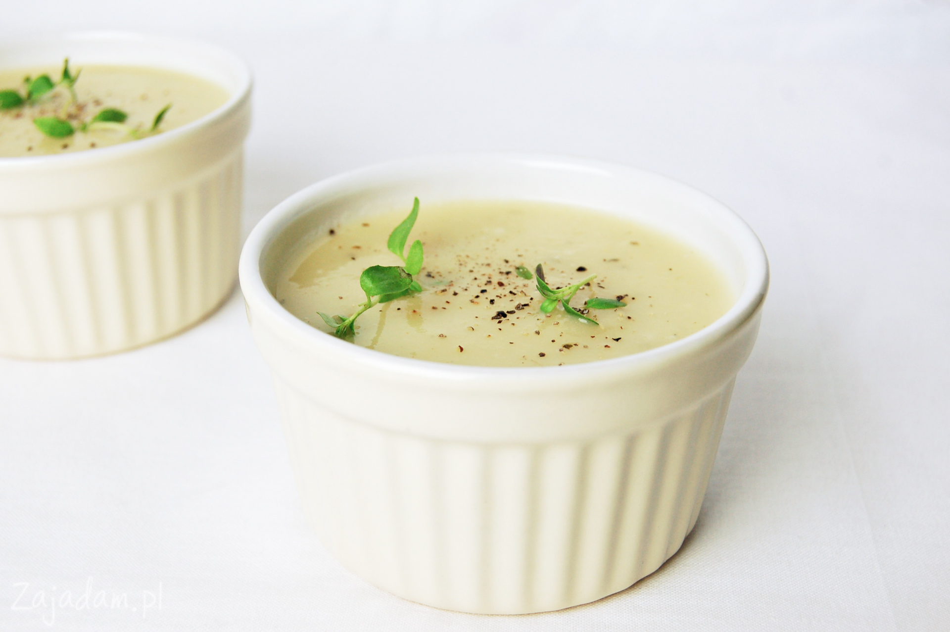 Пюре из корня сельдерея. Крем суп из корня сельдерея. Суп пюре из сельдерея. Сливочный суп с сельдереем. Сельдереевый крем суп.