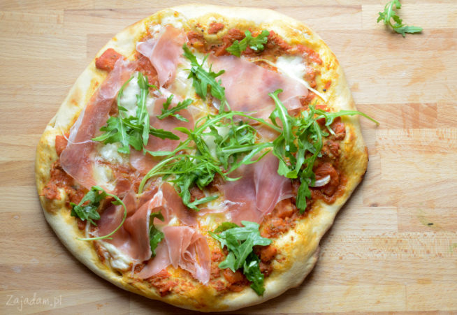 Pizza z szynką parmeńską i rukolą