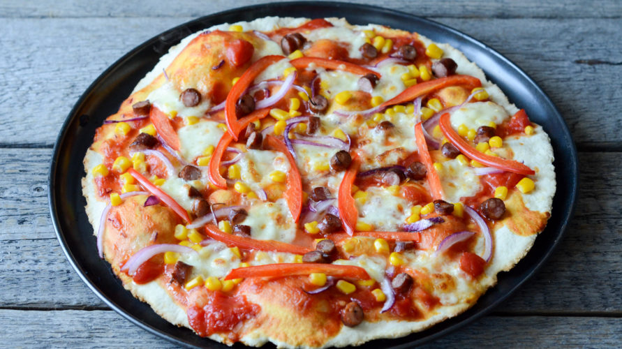 Kolorowa pizza z kabanosem