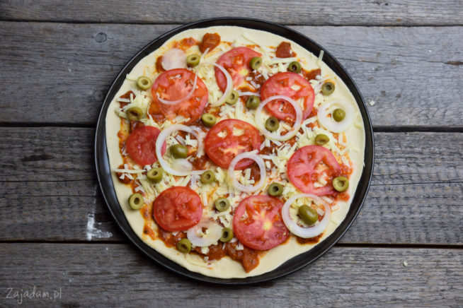 Pizza z pomidorami i oliwkami