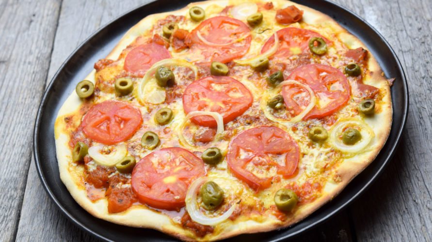 Pizza z pomidorami i oliwkami