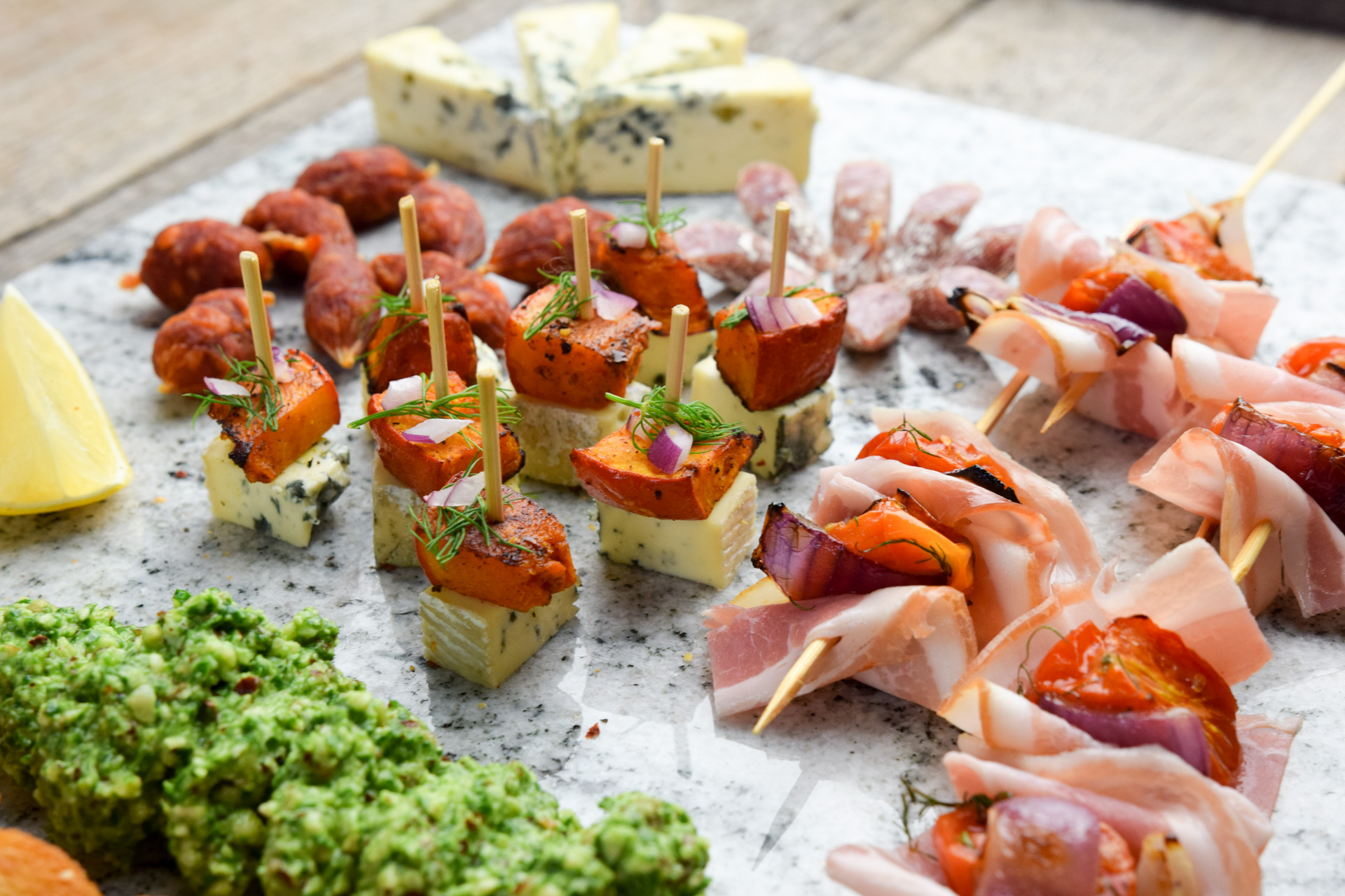 Przekąski na imprezę - deska rozmaitości - zajadam.pl