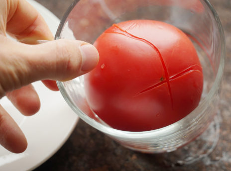Jak obrać pomidora ze skórki?