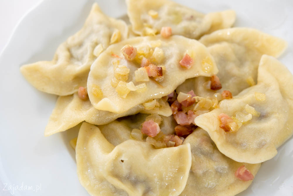 Pierogi z ziemniakami, cebulą i boczkiem