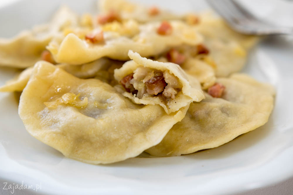 Pierogi z ziemniakami, cebulą i boczkiem