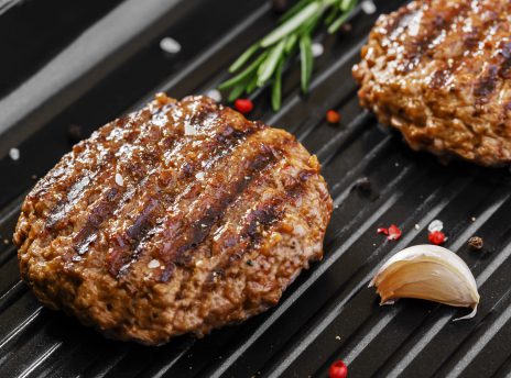 Jak zrobić burgera na grillu? Poznaj przepis na burgera wołowego z grilla!
