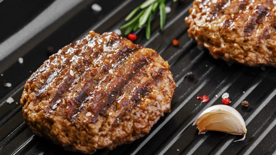 Jak zrobić burgera na grillu? Poznaj przepis na burgera wołowego z grilla!